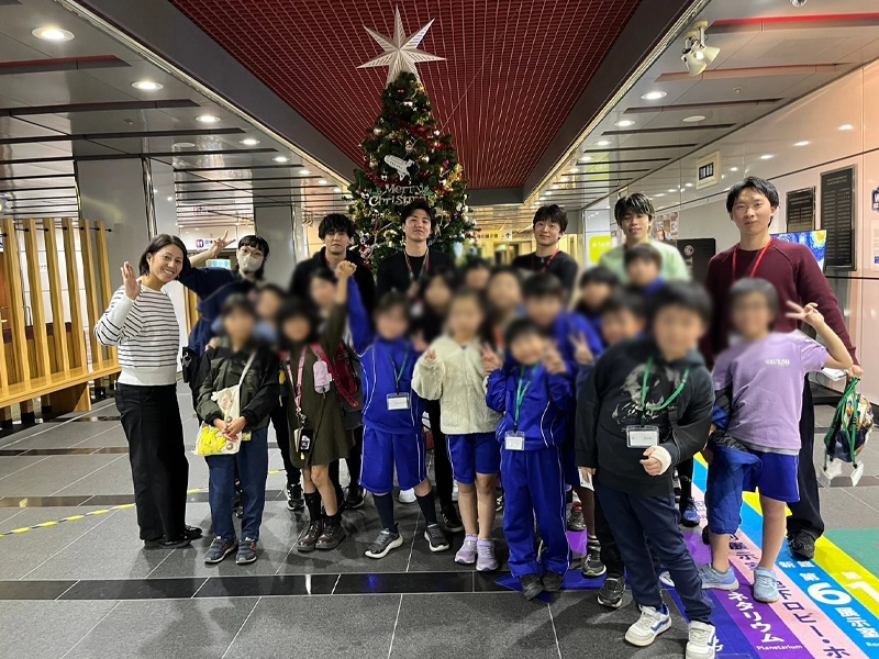 バンドー神戸青少年科学館で記念撮影する小学生と江田ゼミ生