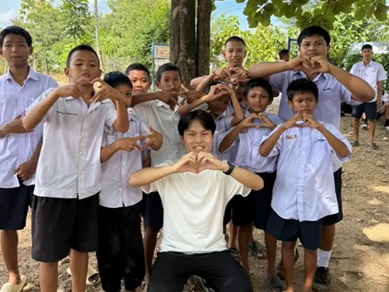 難民支援の学校でボランティア活動する禿さん(前列中央)