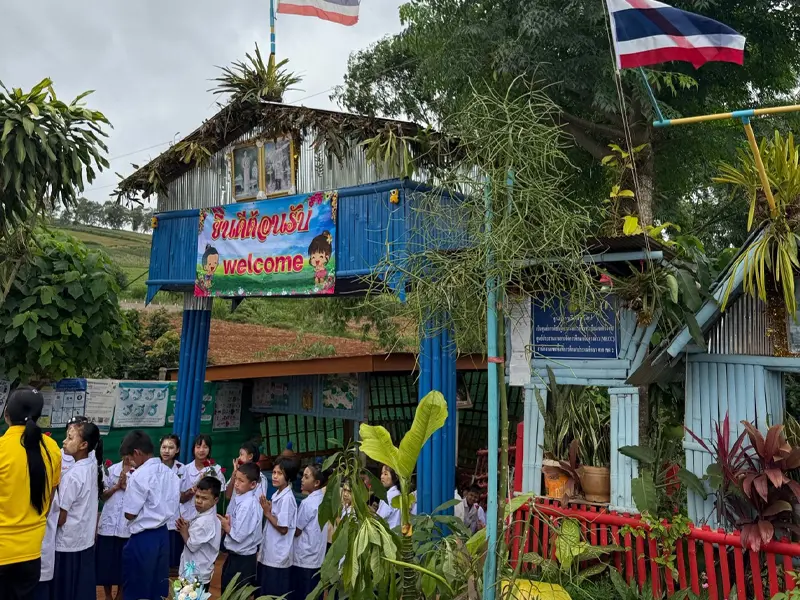 粗末なつくりの難民支援の学校