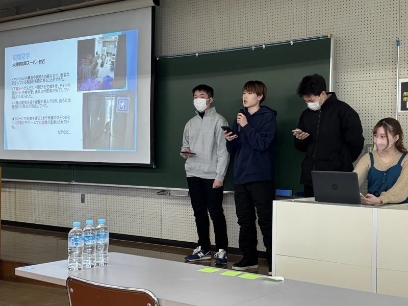 (株)フナビキ工務店の発表を行う学生
