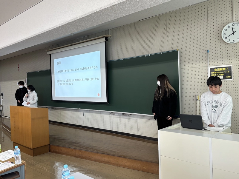 (株)ブレストの発表を行う学生