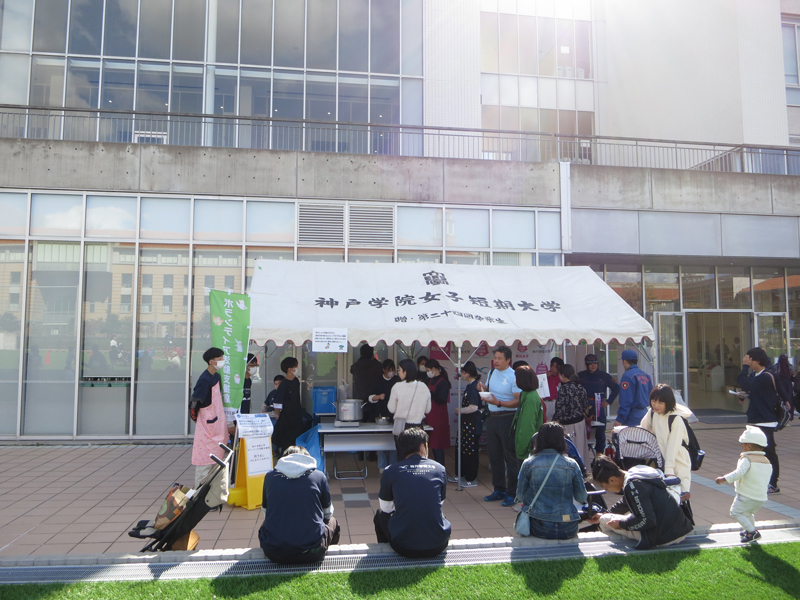 ボランティア活動支援室学生スタッフ災害班と防災女子のブースの様子
