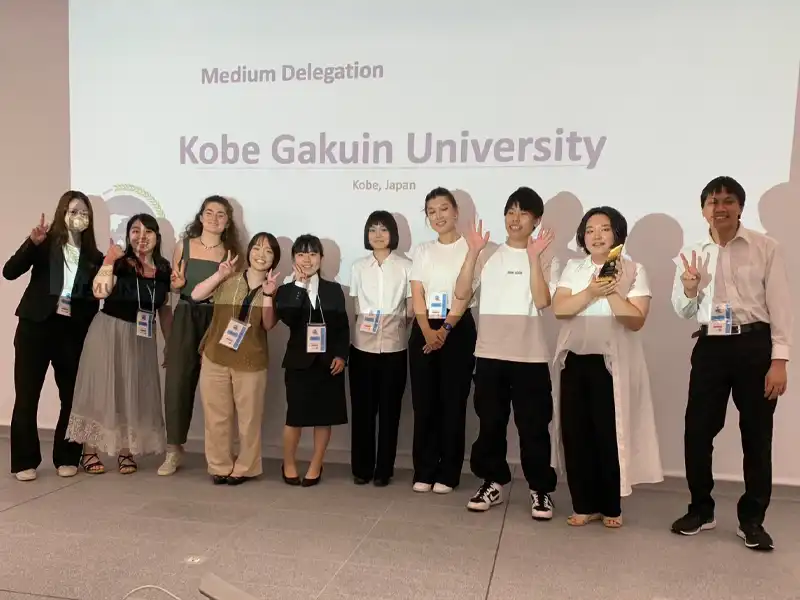 ポジティブ・インパクト大学賞を受けた本学の学生たち