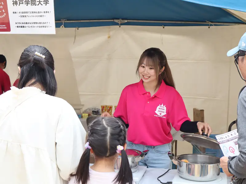 ポリ袋調理のデモンストレーションを行う防災女子