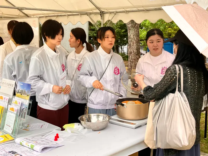 ポリ袋調理のデモンストレーションを行う防災女子