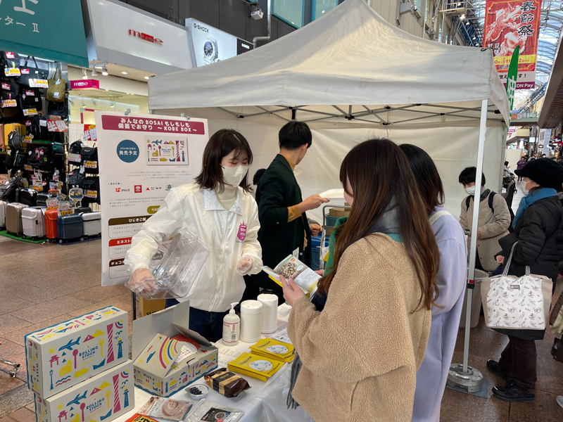 ポリ袋調理の説明を行う防災女子