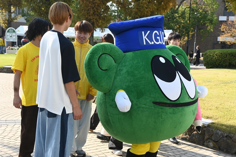 注目を集める「マナビー」の着ぐるみ