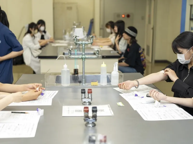 栄養学部ミニ実験(アルコールパッチテスト)の様子