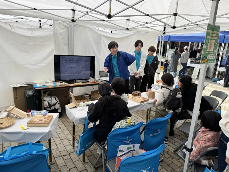 ミニ講義を行う安達准教授