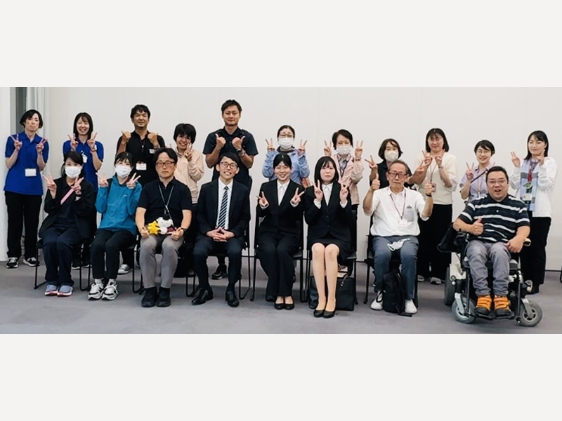 記念撮影する香山講師(前列左から4人目)とゼミ生2人(同5、6人目)