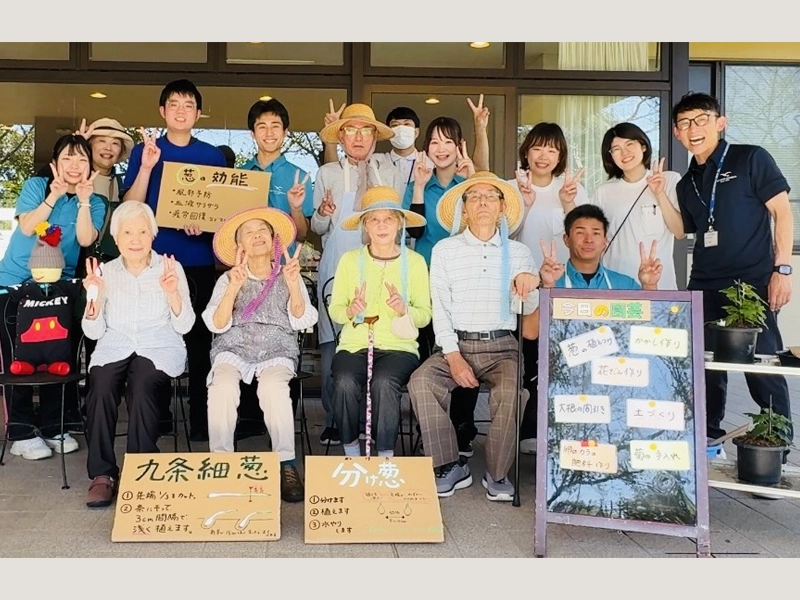 作業を終えて「清華苑」の皆さんと記念撮影する香山ゼミ生