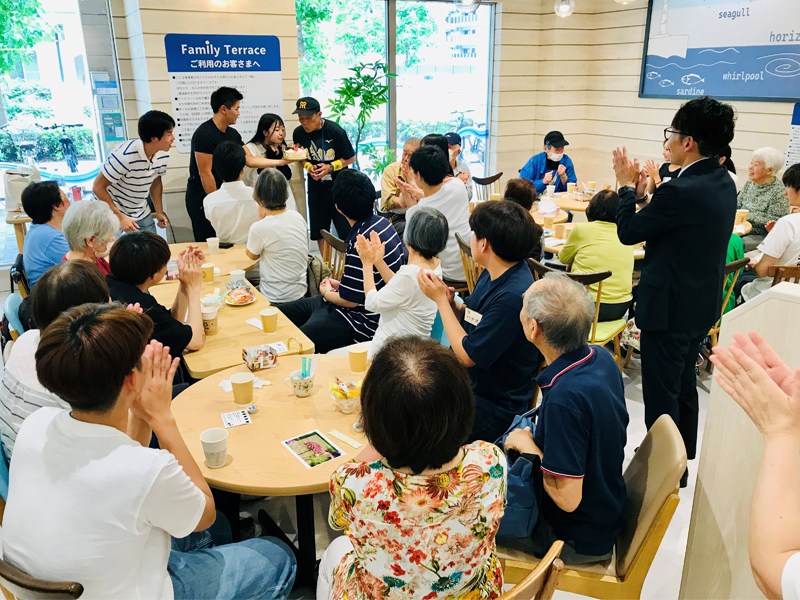 学生と利用者の誕生日を祝う「みっくすカフェ」参加者