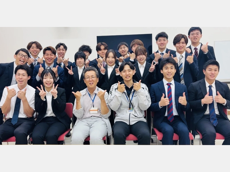 研修を受講し、記念撮影する香山講師と学生