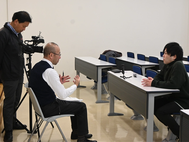 J:COM記者の取材に答える中村翼さん(右端)