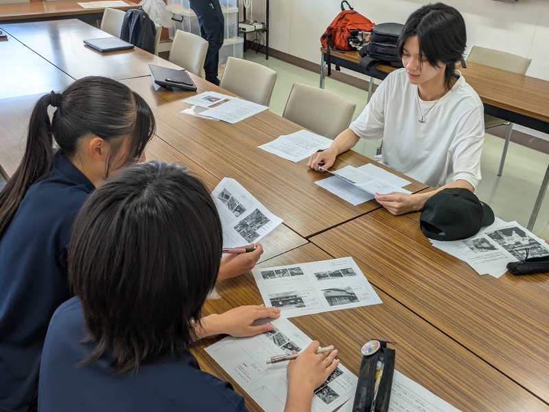 事前打ち合わせをする学生ら