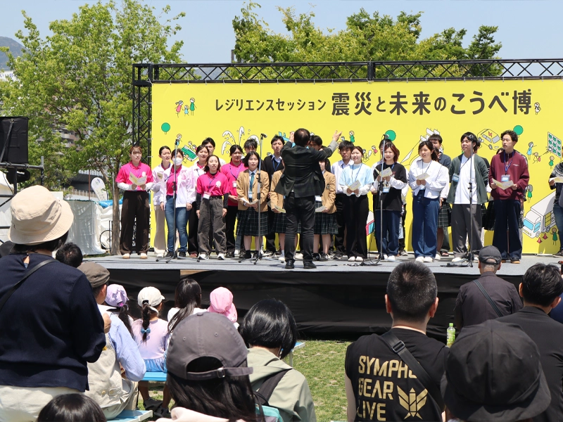 合唱の輪が広がった会場