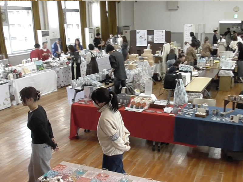 会場の準備をするスタッフ