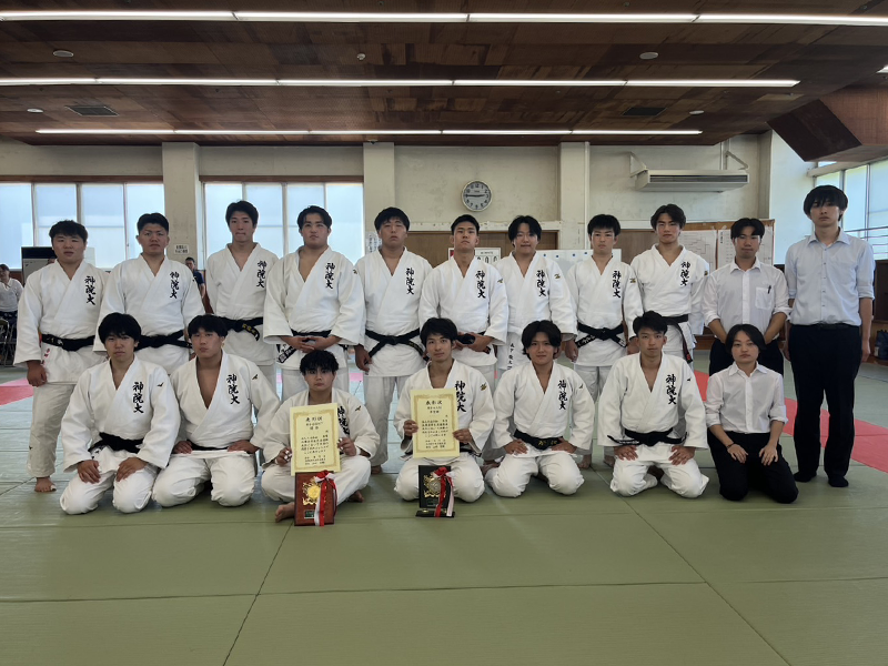 団体戦準優勝した柔道部員（前列左から３人目が個人戦で優勝した山本さん）