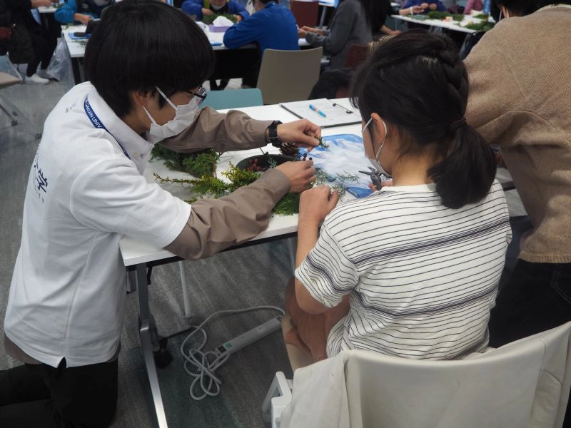 優しくサポートをする学生スタッフ