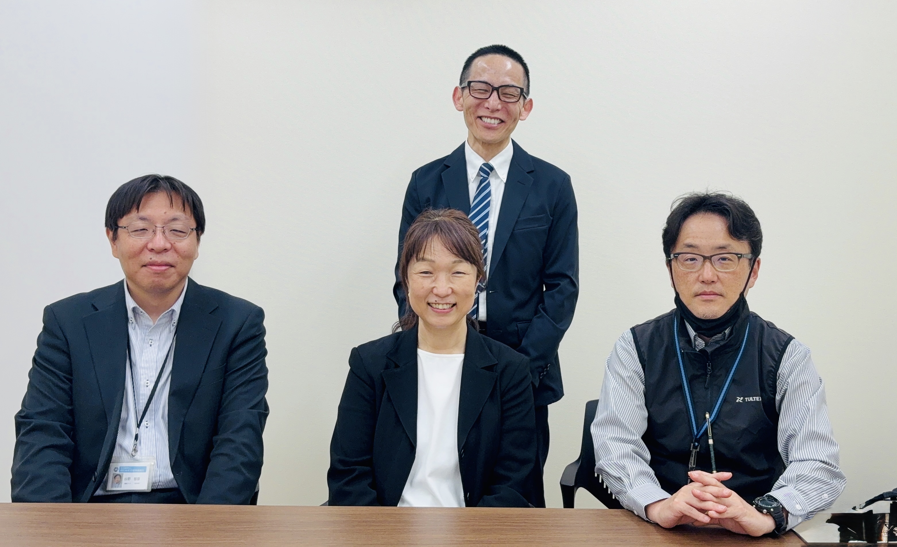説明後に記念撮影する香山講師(後列)、(前列左から)谷野次長、大山さん、水口センター長