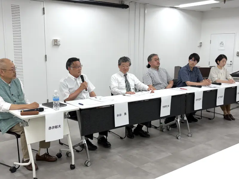 全体討論で活発な意見交換をする教員ら