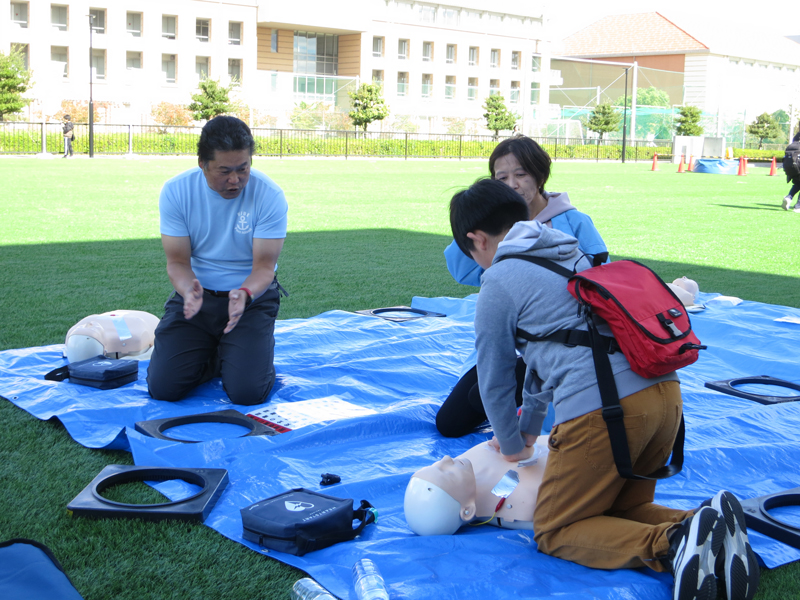 兵庫医科大学看護学部による胸骨圧迫・AED体験の様子