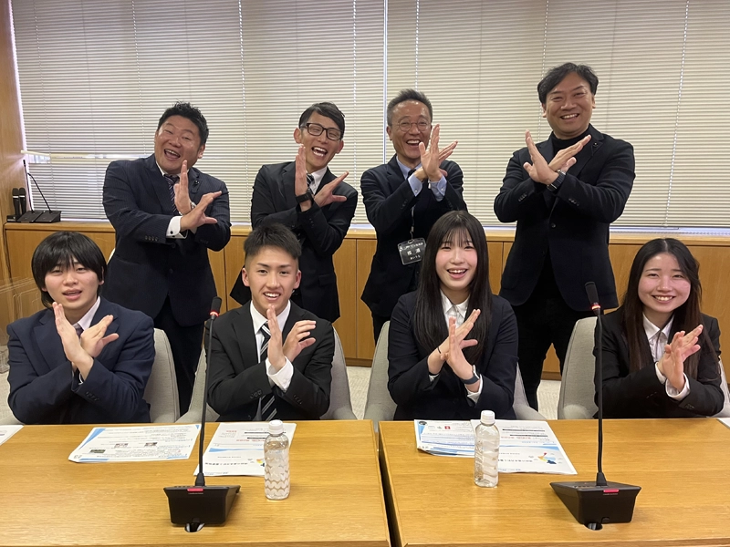 県議2人、相浦ユニバーサル推進課長と懇談する機会を得た社会リハビリテーション学科の学生4人(前列)