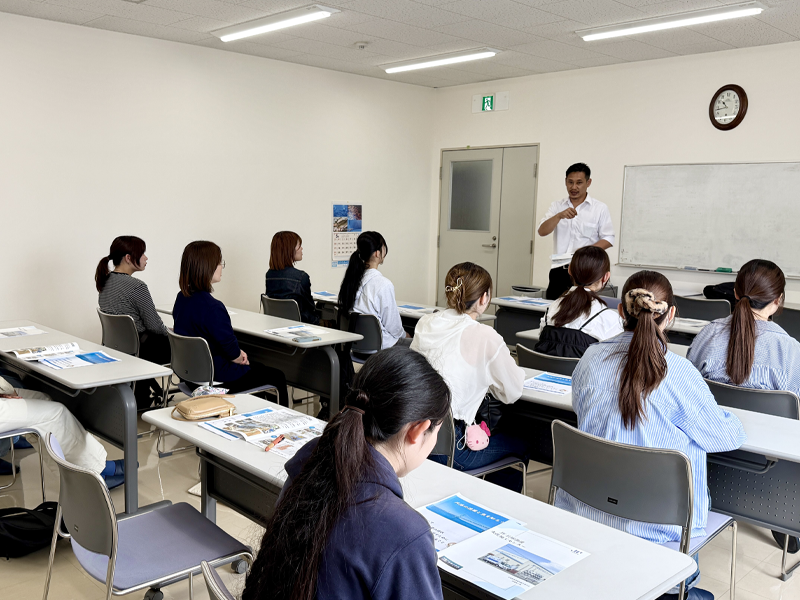 兵庫県の漁業について説明を受ける学生