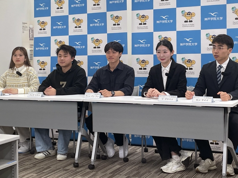 (左から)リポーターを務めたグェンティ トゥ ヒィエンさん、ジョウ シケンさん、グェン バン フンさん、キャスターを務めたリ ジャニイさん、セン テイイさん