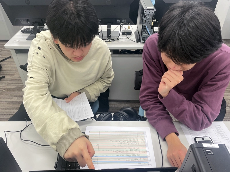 ライブ配信の進行管理をするいずれも中国出身のコク ラクハンさん(左)とリョウ エイコウさん
