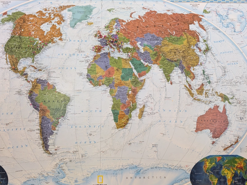 参加者によって自国にピンが刺された世界地図