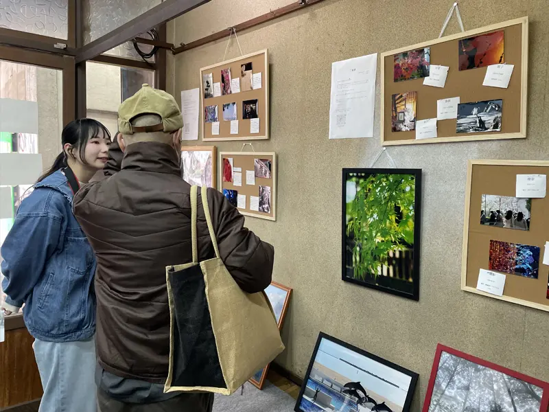 訪れた人に作品の趣旨を説明する戸田さん
