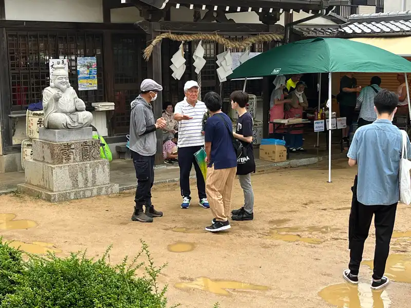 境内で聞き取り調査をする学生ら