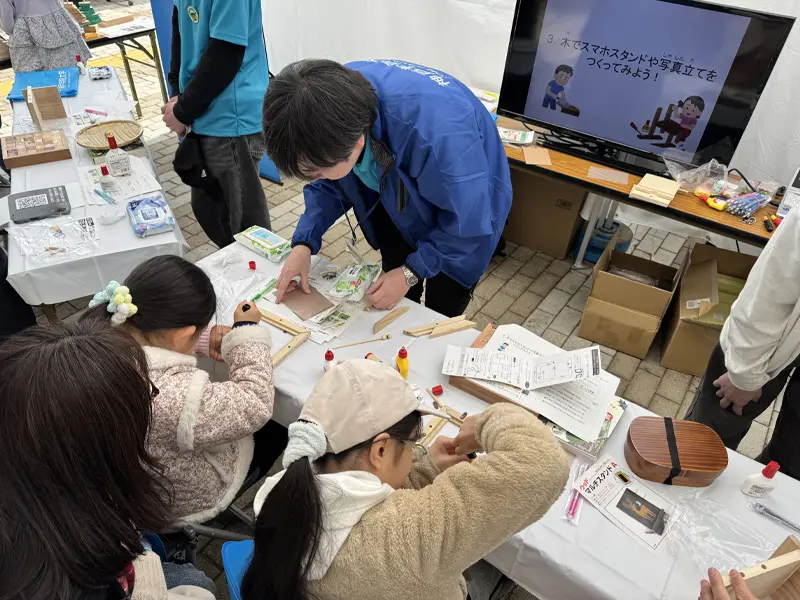 フォトフレームを製作する参加者ら