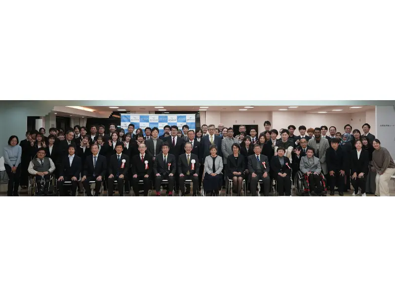 懇親会で記念撮影する参加者