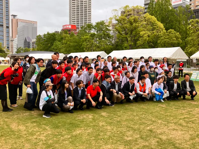 記念撮影を行う出展者たち