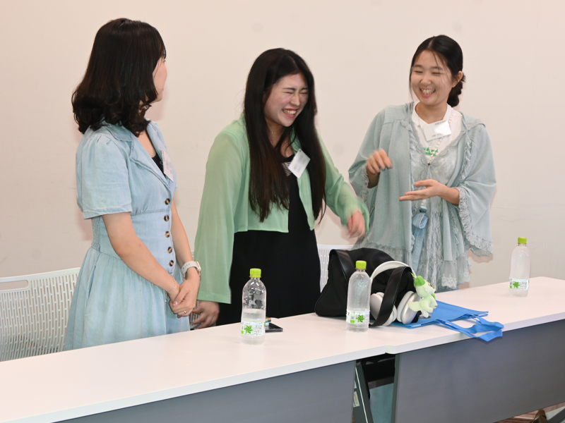 討論の内容を発表する日韓の学生ら