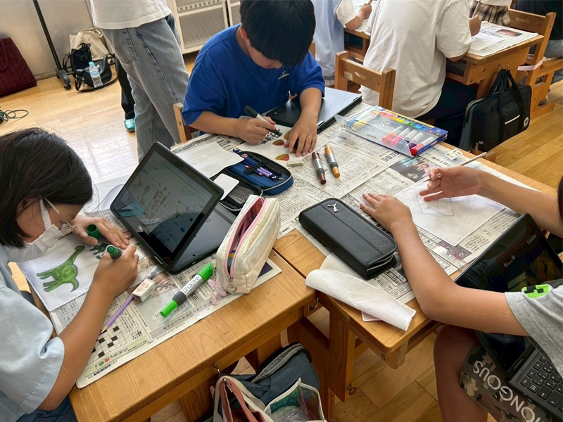 ゼッケン作りに取り組む児童ら