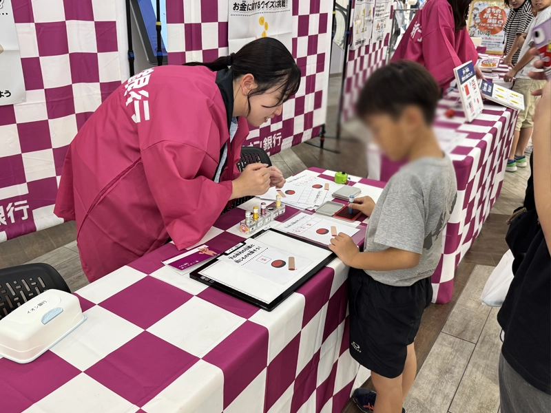 印影を照合する参加者