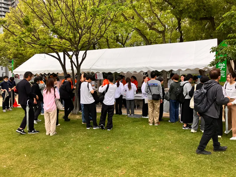 参加者で賑わう、神戸学院大学のブース