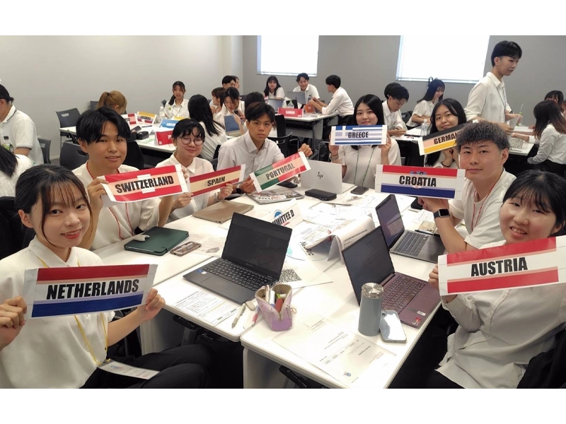 クロアチア大使役を務めた林さん(手前のテーブル右から2人目)
