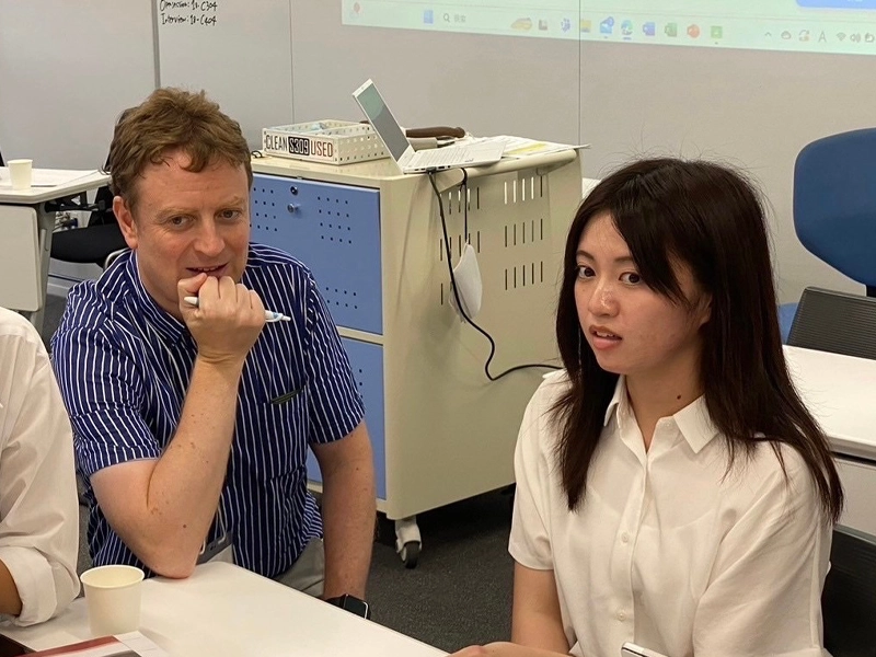富増さん(右)とマスティー講師