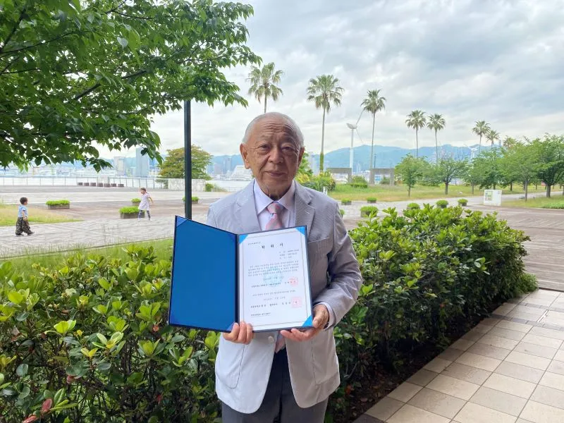 名誉博士称号記を授与された浜本教授