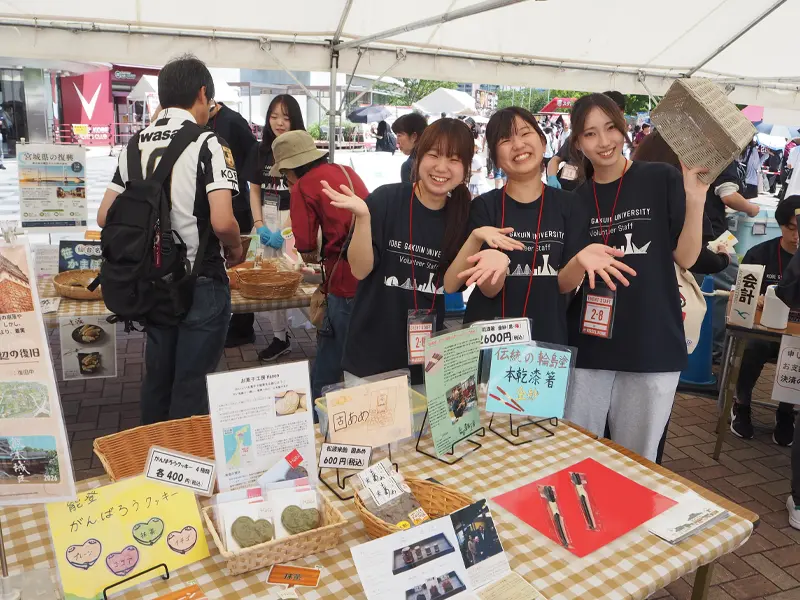 商品の魅力をお客様にPRする学生スタッフ