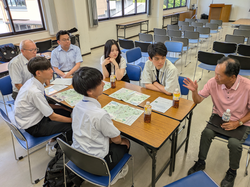 地元の人たちから意見を聞く学生ら
