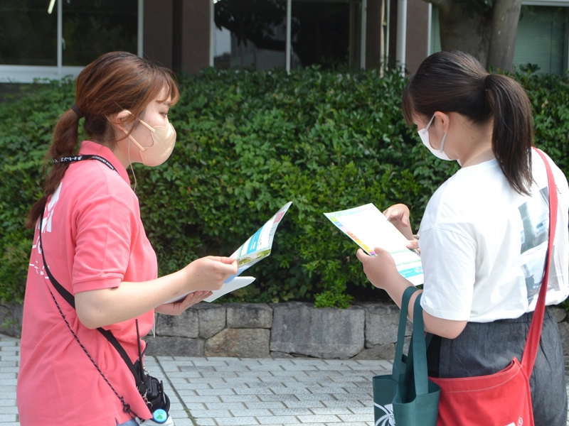 参加者に声をかける学生