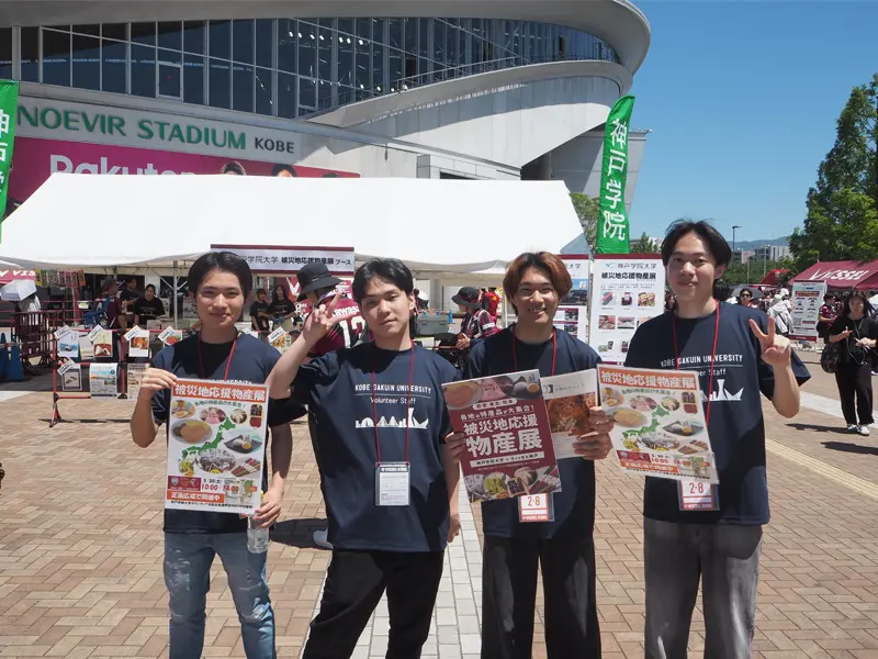 大きな声で呼び込みを行った学生スタッフ