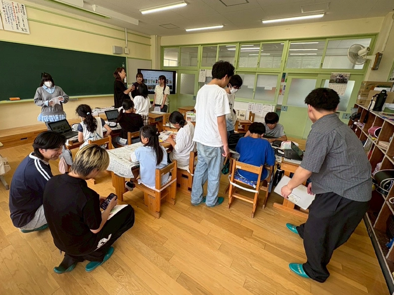 大学生と児童が交流した西紀北小学校の授業