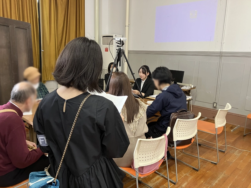 大槻さんの発表を聴く参加者ら