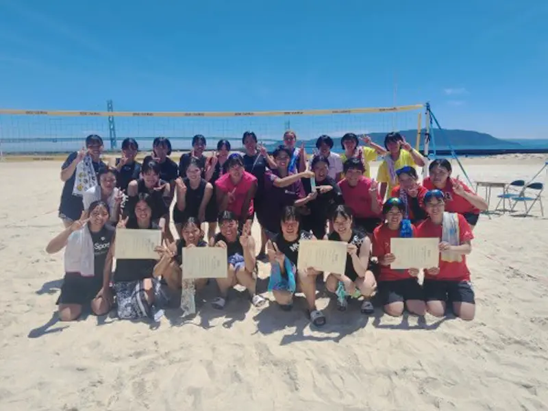 表彰状を手に記念撮影する本学女子の選手たち